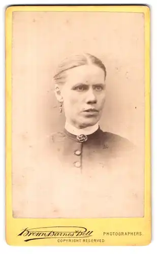 Fotografie Brown, Barnes & Bell, London, 222-220 Regent St., Frau mit strengem Blick und zurückgebundenem Haar
