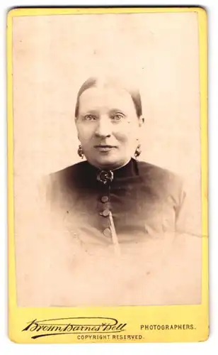 Fotografie Brown, Barnes & Bell, London, 222-220 Regent St., Rundliche Frau mit zurückgesteckter Frisur