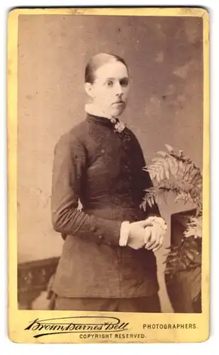 Fotografie Brown, Barnes & Bell, London, 222-220 Regent St., Ernstblickende junge Dame im langen Kleid