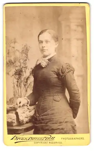 Fotografie Brown, Barnes & Bell, London, 222-220 Regent St., Junge Dame mit zurückgebundener Frisur im langen Kleid