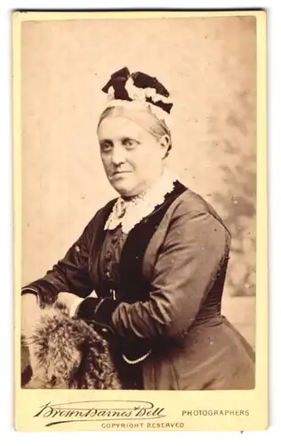 Fotografie Brown, Barnes & Bell, London, 222-220 Regent St., Alte Frau im langen Kleid mit Haube auf dem Haar