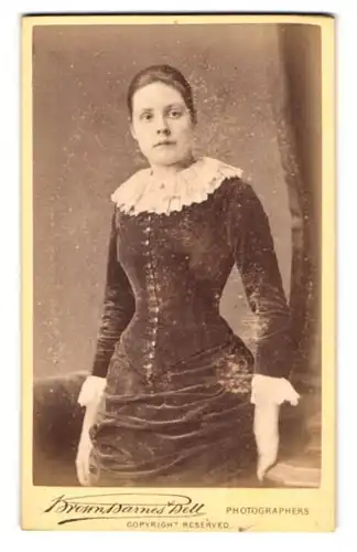 Fotografie Brown, Barnes & Bell, London, 222-220 Regent St., Schöne Frau mit zurückgestecktem Haar im Kleid