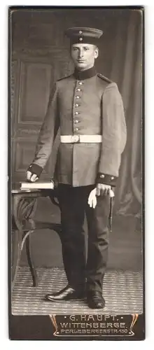 Fotografie Georg Haupt, Wittenberge, Perlebergerstrasse 150, Portrait Soldat in Ausgehuniform mit weissem Koppel