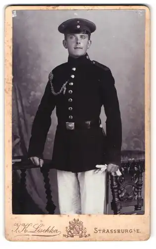 Fotografie J.K. Lischka, Strassburg i/E., Portrait Soldat in weisser Uniformhose mit Schützenschnur