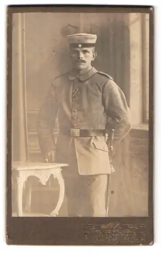 Fotografie Julius Grusche, Neugersdorf, Portrait Soldat in Felduniform, Träger Eiserne Kreuz I.