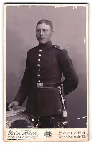 Fotografie Rich. Huth, Bautzen, Wendischestr. 13, Portrait sächsischer Soldat Schulterstück Rgt. 103