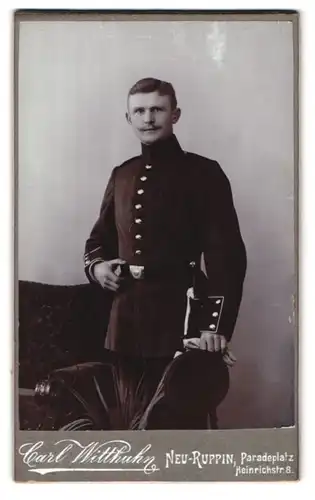 Fotografie Carl Witthuhn, Neu-Ruppin, Heinrichstr. 8, Portrait Soldat mit Kaiserbart in Ausgehuniform