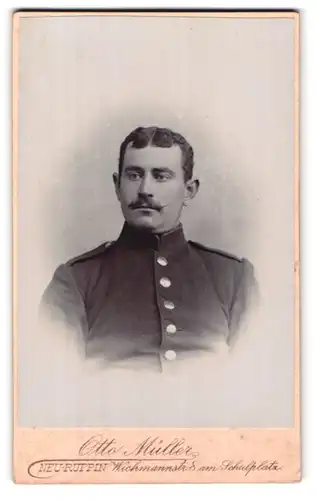 Fotografie Otto Müller, Neu-Ruppin, Wichmannstr. 8, Portrait modisch frisierter Soldat mit Kaiserbart