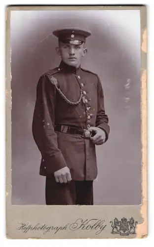 Fotografie Kolby, Plauen i/V., Rädelstr. 1, Portrait junger, sächs. Soldat mit Schützenschnur, Schulterstück Rgt. 134