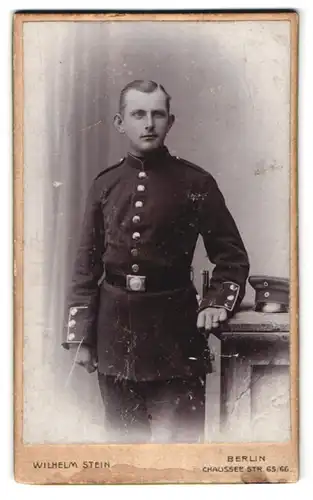 Fotografie Wilhelm Stein, Berlin, Chausseestr. 65 /66, Portrait preussischer Soldat in Ausgehuniform