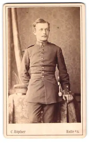 Fotografie C. Höpfner, Halle a/S., Alter Markt 1, Portrait junger Soldat in Ausgehuniform, Ärmelaufschlage verziert