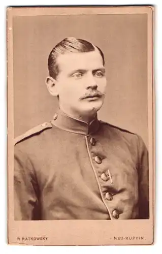 Fotografie R. Ratkowsky, Neu-Ruppin, Präsidentenstr. 58, Portrait junger Soldat mit Schnauzbart