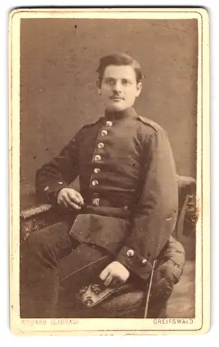 Fotografie Eduard Glaubach, Greifswald, Langestr. 4, Portrait Soldat aus Pommern in Ausgehuniform