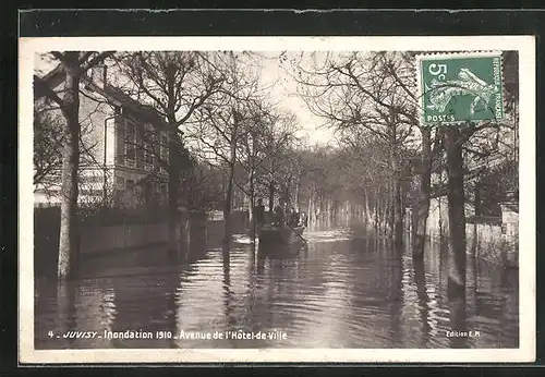 AK Juvisy, Indondation 1910, Avenue de l`Hôtel-de-ville, Strassenpartie mit Boot bei Hochwasser