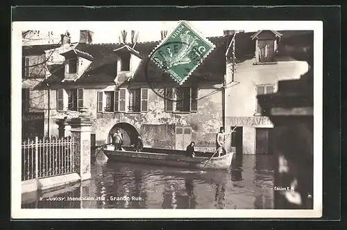 AK Juvisy, Indondation 1910, Grande Rue, Strassenpartie mit Boot bei Hochwasser