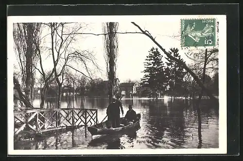 AK Juvisy, Indondation 1910, Parc de Juvisy, Parkpartie mit Boot bei Hochwasser