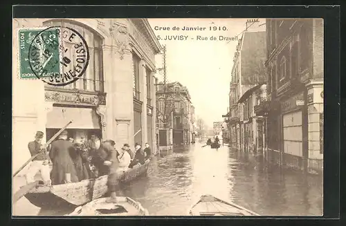 AK Juvisy, Crue 1910, rue de Draveil, Strassenpartie mit Booten bei Hochwasser