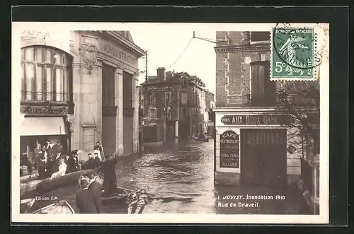 AK Juvisy, Indondation 1910, Rue de Draveil, Strassenpartie mit Boot bei Hochwasser