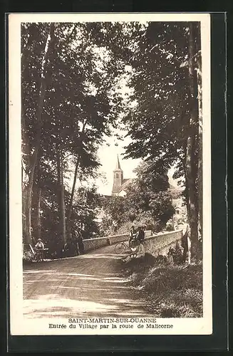 AK Saint-Martin-sur-Ouanne, Entrée du Village par la route de Malicorne