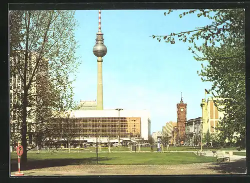 AK Berlin, Palast der Republik mit Fernseh- und UKW-Turm der Deutschen Post Berlin