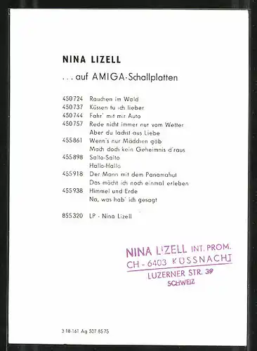 AK Musikerin Nina Lizell posiert mit Telefonhörer, Autograph