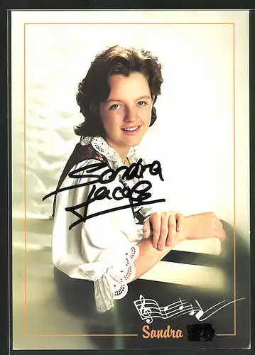 AK Musikerin Sandra Jacob mit freundlichem Lächeln, Autograph