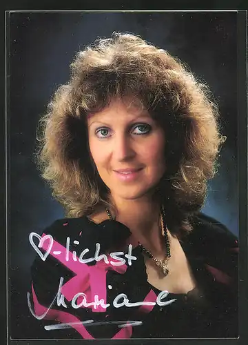 AK Musikerin Marianne Renner mit freundlichem Lächeln, Autograph