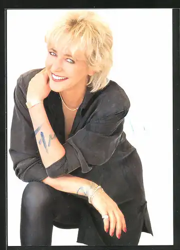 AK Musikerin Hanne Haller mit freundlichem Lächeln, Autograph