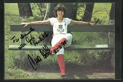 AK Musikerin Tina York sitzt auf einer Bank, Autograph