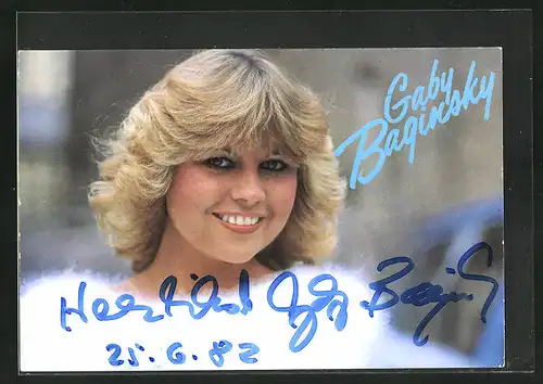 AK Musikerin Gaby Baginsky mit freundlichem Lächeln, Autograph