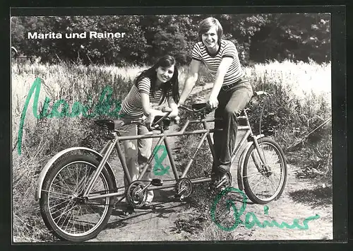 AK Musikerduo Marita und Rainer im gestreifetem Oberteil mit Tandem, Autograph