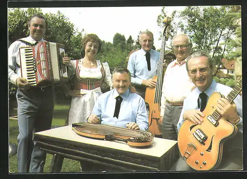 AK Musikergruppe Die musikalischen Rennsteigwanderer mit freundlichem Lächeln, Autograph
