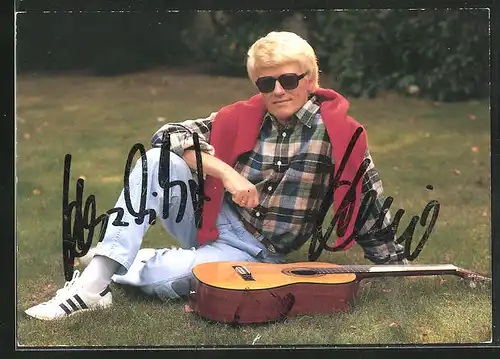 AK Musiker Heino im Park mit Gitarre, Autograph