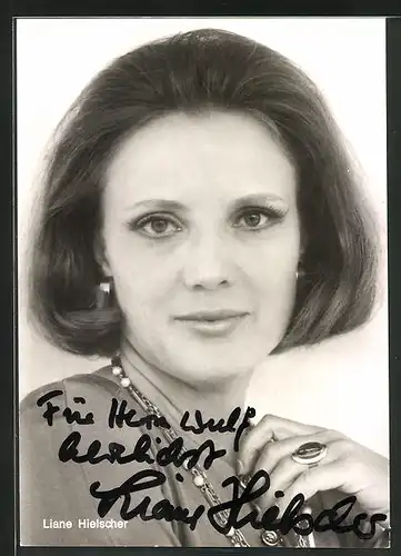 AK Schauspielerin Liane Hielscher mit freundlichem Lächeln, Autograph