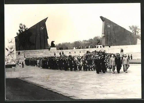 Foto-AK Berlin, Gedenkveranstaltung am Sowjetischen Ehrenmal