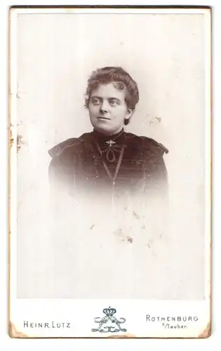 Fotografie H. Lutz, Rothenburg, Portrait niedliche junge Dame mit schöner Brosche am Kragen