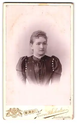 Fotografie Herm. Schulze, Bischofswerda, Hohe-Strasse 4, Portrait junge Dame im modischen Kleid