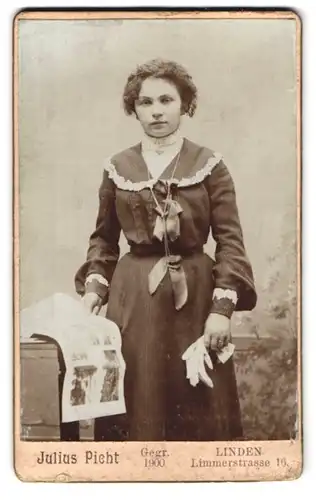 Fotografie Julius Pieth, Linden, Limmerstrasse 16, Junge Dame im Trachtenkleid mit zurückgestecktem Haar