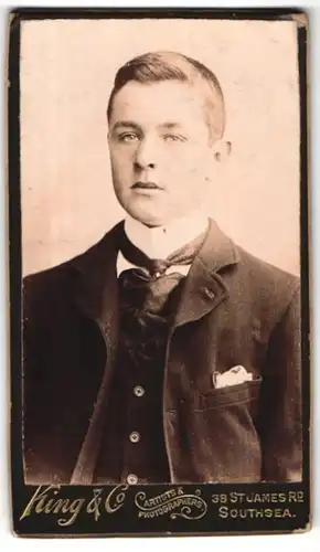 Fotografie King & Co., Southsea, St. James Road 38, junger Mann im Anzug mit Einstecktuch