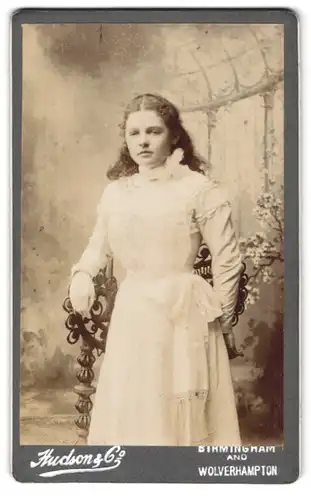 Fotografie Hudson & Co., Birmingham, elegante Dame in weissem Kleid