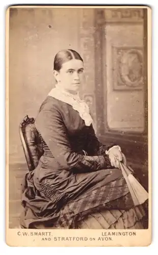 Fotografie C.W. Smartt, Leamington, 2 Colonnade, junge Frau mit strenger Frisur