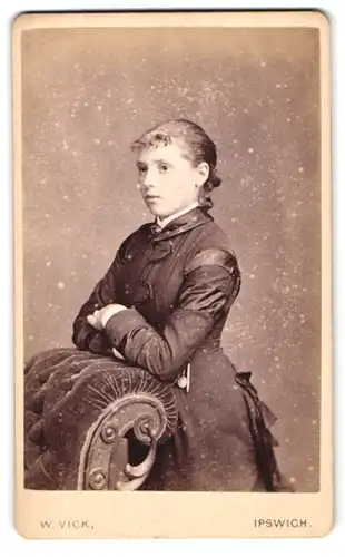 Fotografie W. Vick, Ipswich, London Road, attraktive junge Dame am Kopfende der Chaiselongue