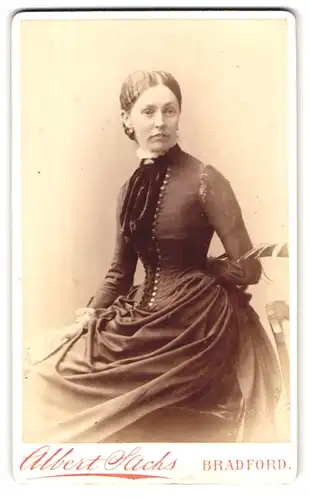 Fotografie Albert & Sachs, Bradford, junge attraktive Frau im taillierten Kleid