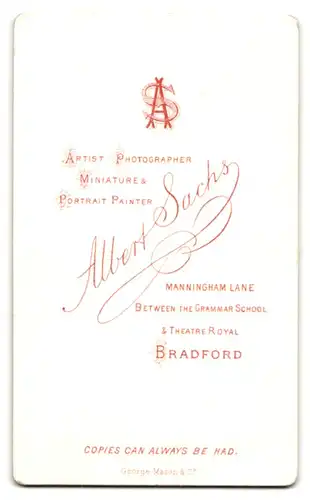 Fotografie Albert & Sachs, Bradford, junge attraktive Frau im taillierten Kleid