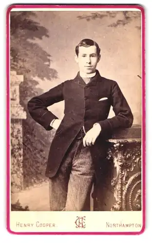 Fotografie Henry Cooper, Northampton, 17 The Drapery, junger Mann in lässiger Pose