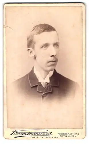 Fotografie Brown, Barnes, Bell, London, 220&222 Regent Street, junger Mann im Portrait
