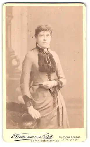 Fotografie Brown, Barnes, Bell, London, 220&222 Regent Street, Frau im taillierten Kleid