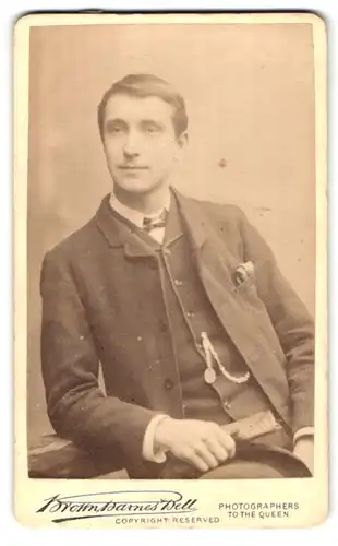 Fotografie Brown, Barnes, Bell, London, 220&222 Regent Street, junger Herr im Anzug mit Uhrenkette