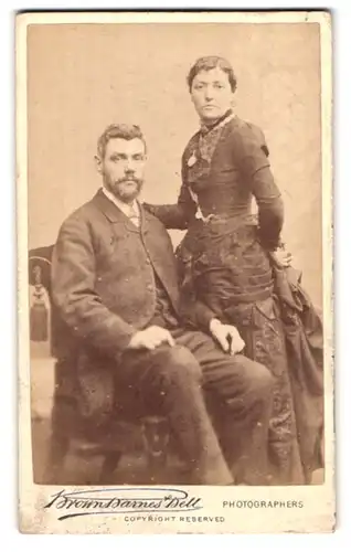 Fotografie Brown, Barnes, Bell, London, 220&222 Regent Street, gestandenes Ehepaar im Portrait