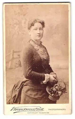 Fotografie Brown, Barnes, Bell, London, 220&222 Regent Street, junge Frau mit Blumenkörbchen